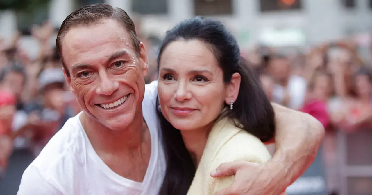Jean-Claude Van Damme z żoną, uśmiechnięci, w tłumie.