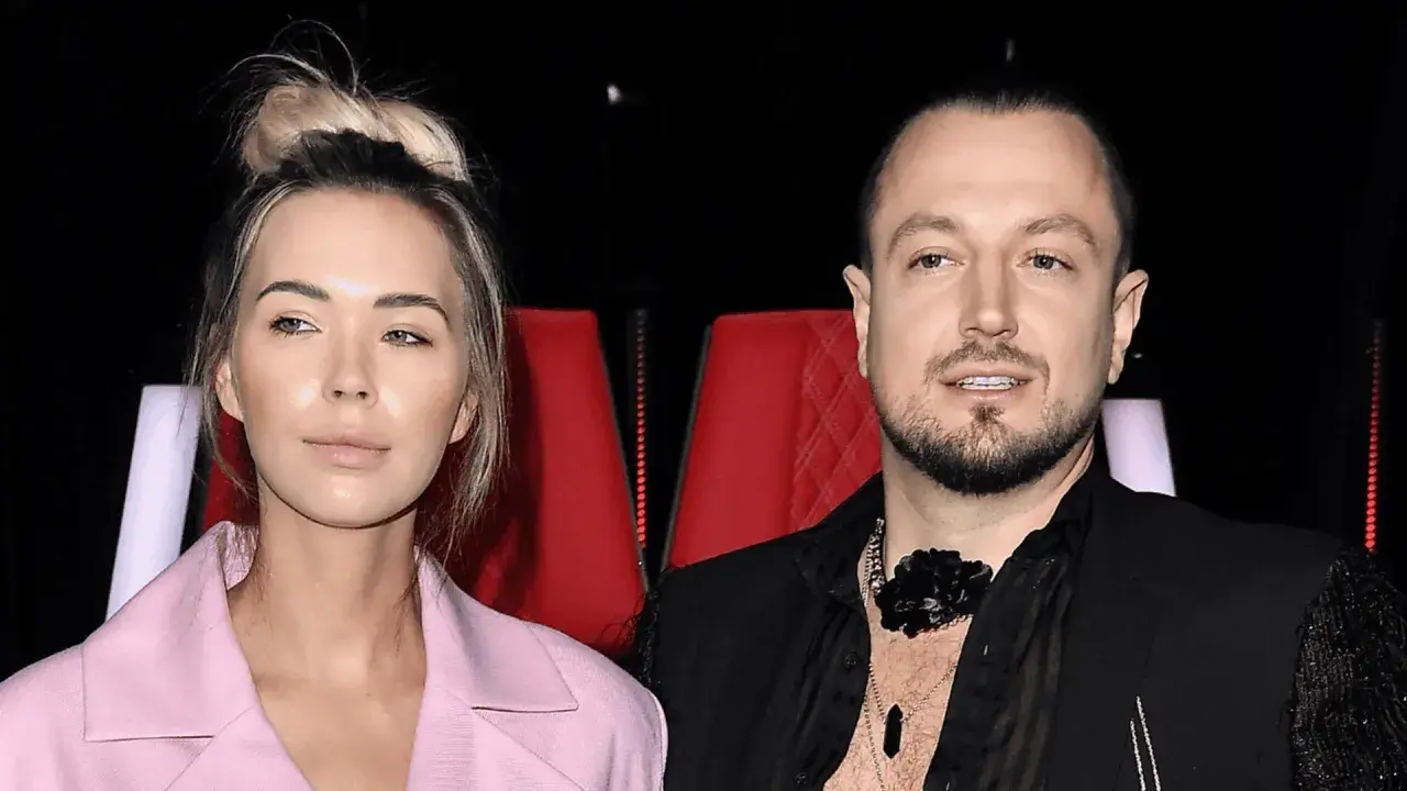Sandra Kubicka i Baron, para znana z mediów, siedzą obok siebie na czerwonych fotelach.