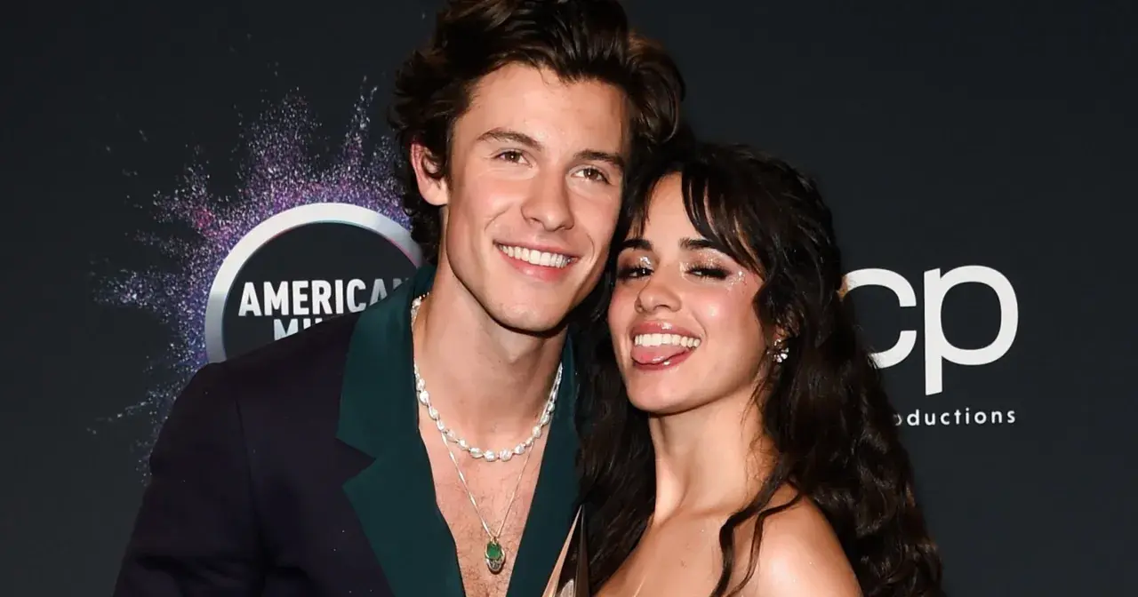 Camila Cabello i Shawn Mendes uśmiechają się do aparatu, ona pokazuje język.