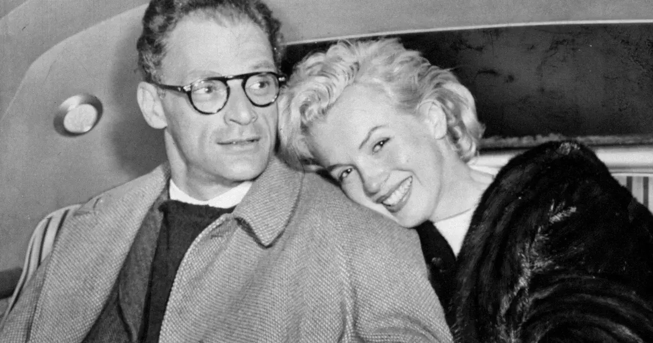 Marilyn Monroe opiera głowę o ramię swojego męża, Arthura Millera.