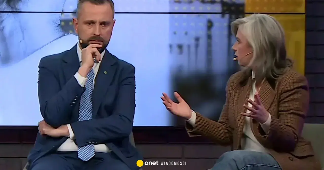 Władysław Kosiniak-Kamysz w garniturze, zamyślony, podczas dyskusji z kobietą. Czyżby to początek romansu?