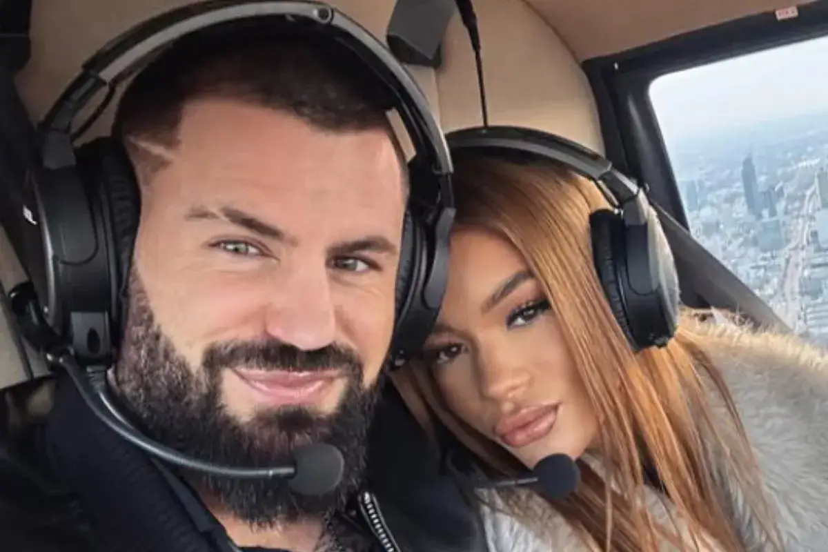 Wojtek Gola z dziewczyną w helikopterze, podziwiają widok miasta.