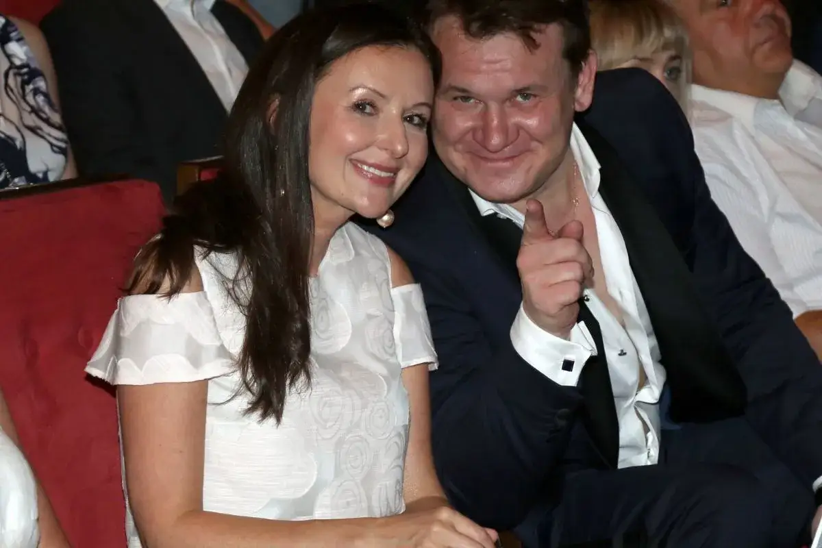 Dominik Tarczyński z żoną i dziećmi na widowni. Uśmiechnięta para pozuje do zdjęcia.