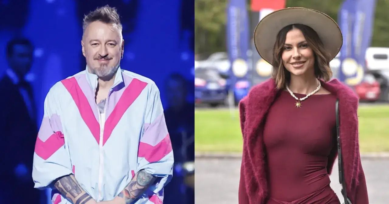 Piotr Kędzierski z żoną. On w kolorowej kurtce na scenie, ona w bordowej sukience i kapeluszu.
