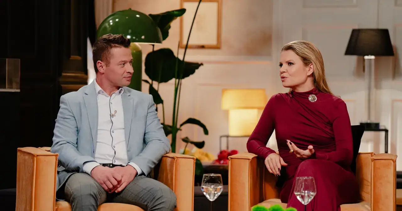 Krzysztof rolnik szuka żony. Rozmawia z kobietą w eleganckim wnętrzu, siedząc w pomarańczowych fotelach.