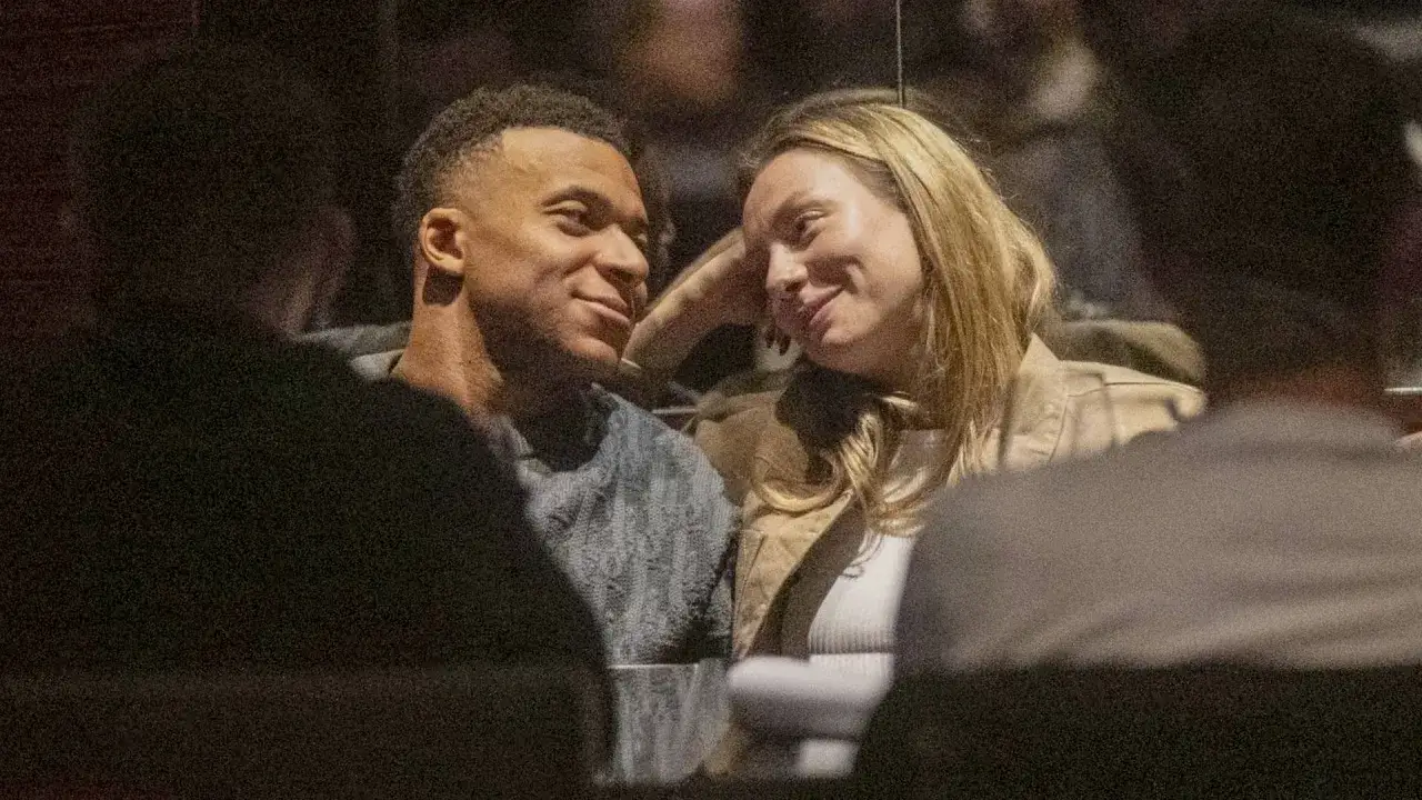 Kylian Mbappé i jego dziewczyna, Rose Bertram, spędzają miło czas w restauracji, patrząc na siebie z uśmiechem.