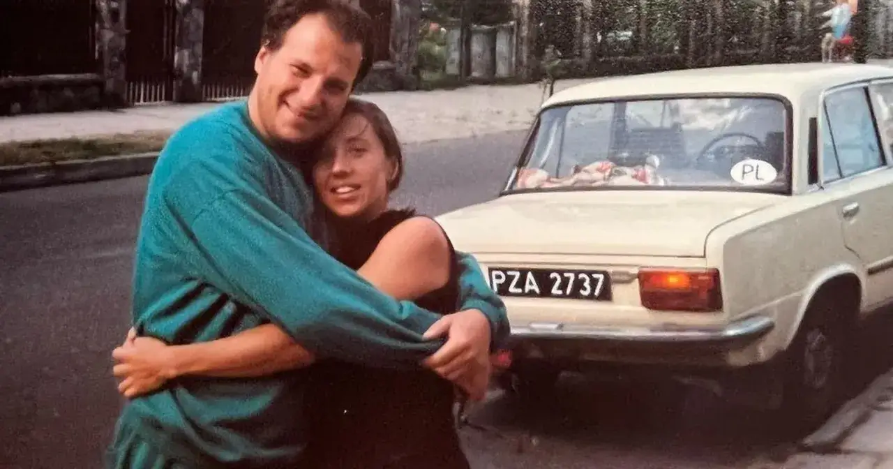 Piotr Gąsowski z partnerką przy starym samochodzie.
