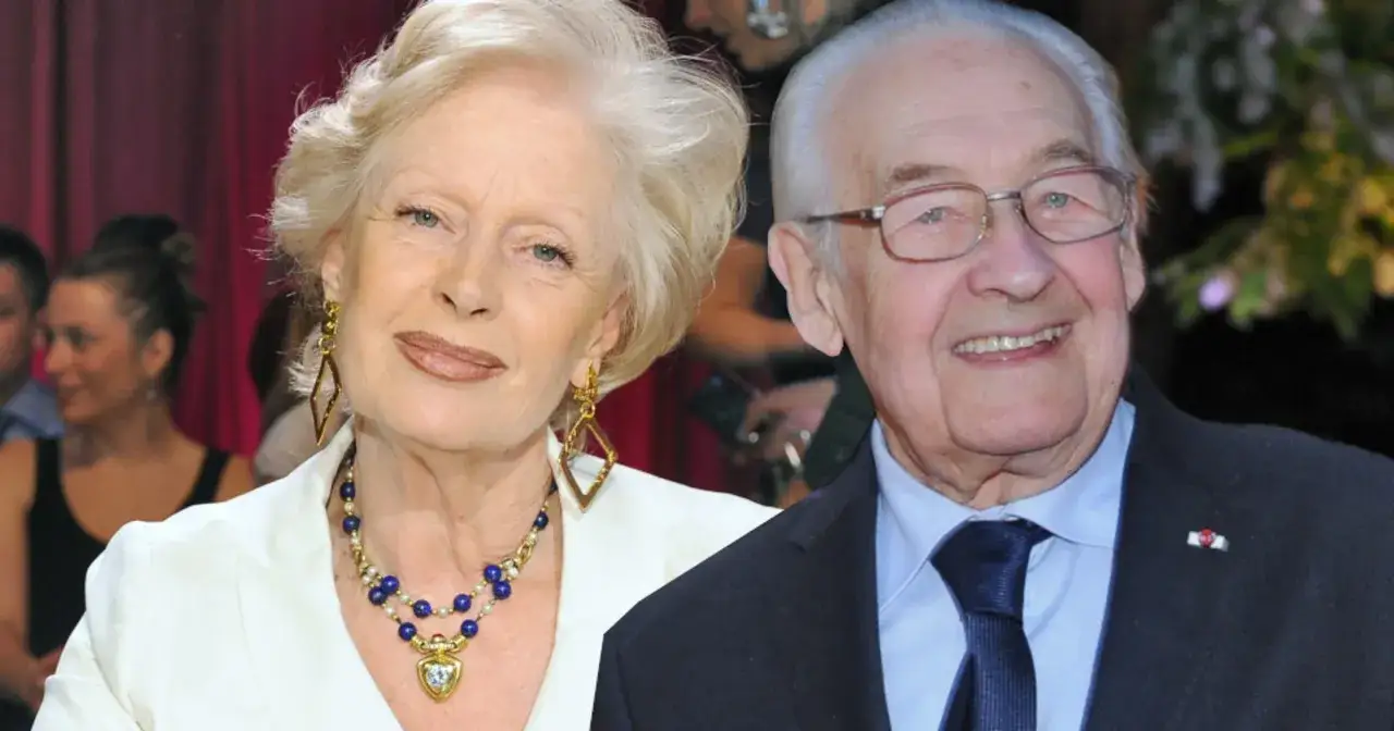Uśmiechnięta para: Andrzej Wajda i jego żona, aktorka Beata Tyszkiewicz, na premierze filmu.
