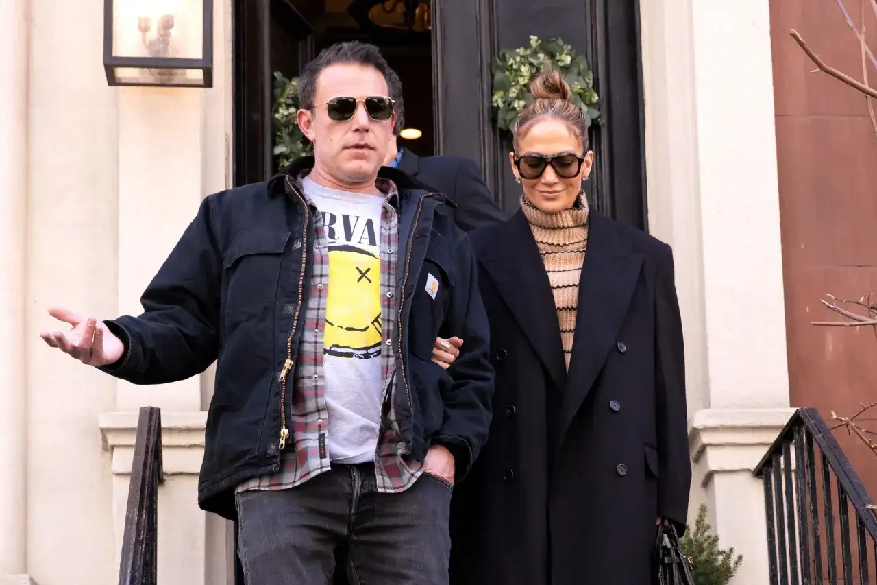 Jennifer Lopez i jej mąż Ben Affleck wychodzą z budynku.