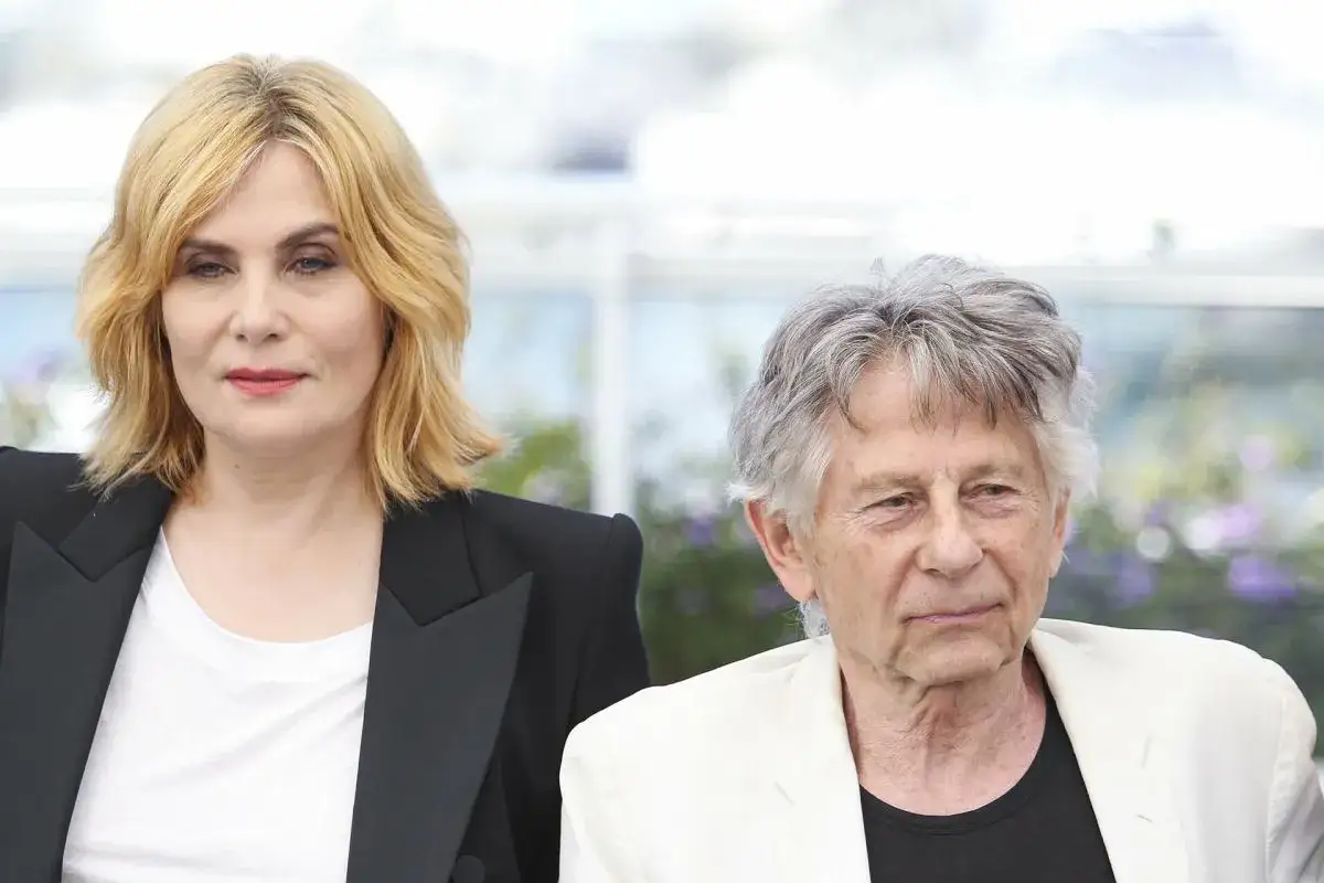 Emmanuelle Seigner i Roman Polański, jej mąż, pozują do zdjęć.