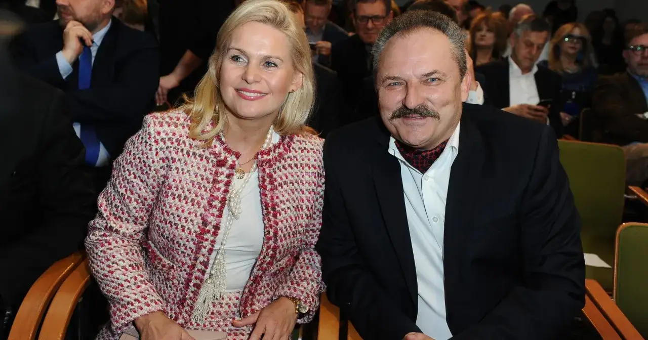 Marek Jakubiak z żoną, uśmiechnięci, w eleganckich strojach. Może to ich dzieci siedzą obok?