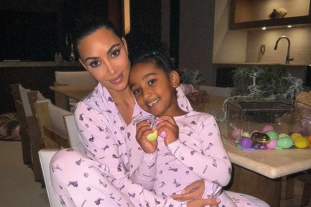Kim Kardashian z córką Chicago West w piżamach z motywem króliczków. W tle widać wielkanocne jajka.