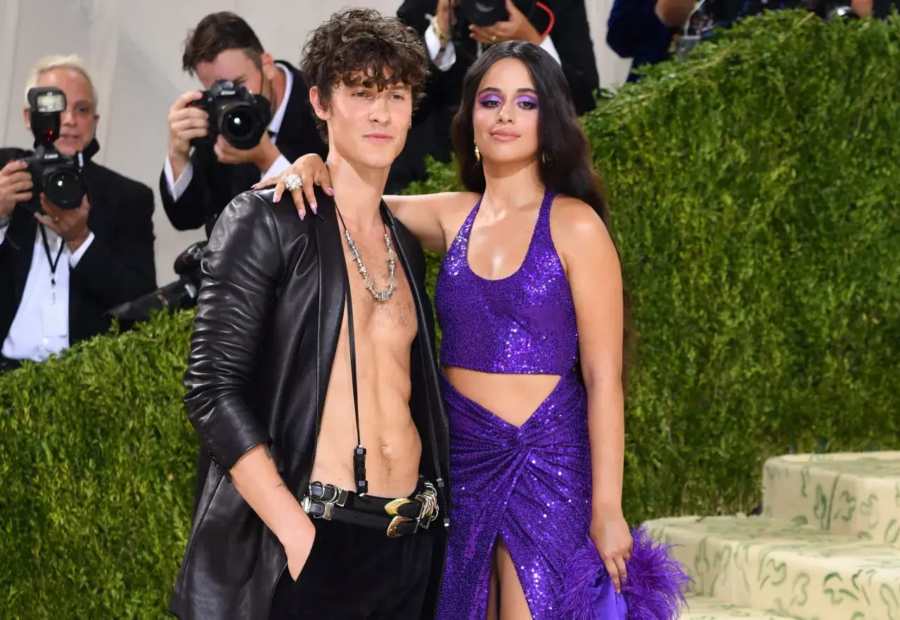 Camila Cabello i Shawn Mendes na czerwonym dywanie, ona w fioletowej, błyszczącej kreacji, on w skórzanej kurtce.